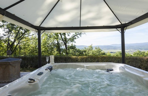 Monteriggioni Villa | 800 m² Villa ∙ 6 bedrooms ∙ 14 guests