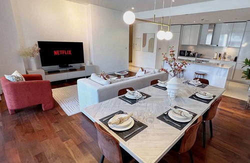 Al Wasl Apartment | Airstay | Luxurious 2BR + Guest Room | City Walk