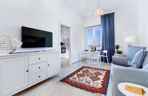 Sorrento Historic Centre Apartment | AMORE RENTALS - Appartamento Tramontano with Air Conditioning and Internet WI-FI