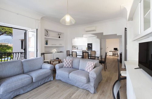 Sorrento Historic Centre Apartment | AMORE RENTALS - Carmela Apartment with Shared Pool and Air Conditioning