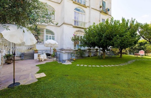 Meta Villa | Anthea Suite in Cacace Palace with garden, near the sea and the station
