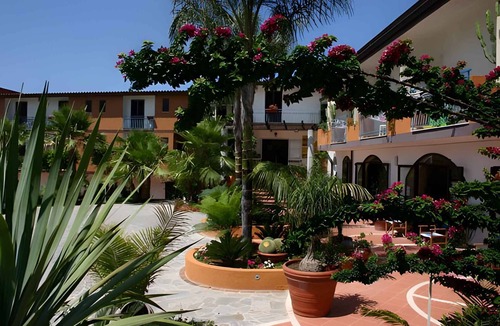 Ricadi Condo | Apartement in a hotel facility