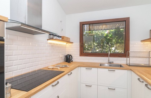 Case Peschiera-Lu Fraili Apartment | Apartment 'Ponza' with Private Terrace, Private Garden and Air Conditioning