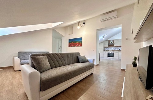Piazza-Tralia-Pendolo Apartment | Apartment 'Alba E Tramonto' with Mountain View, Wi-Fi and Air Conditioning