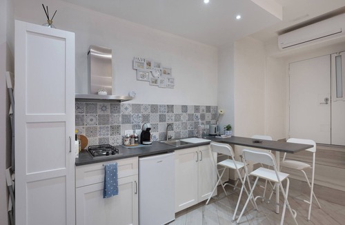 Quartieri Spagnoli Apartment | Apartment 'Casa Giulia' with Wi-Fi and Air Conditioning