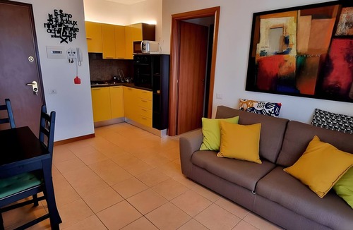 Catabbio Apartment | Apartment 'Catabbio' with Shared Pool, Wi-Fi and Air Conditioning