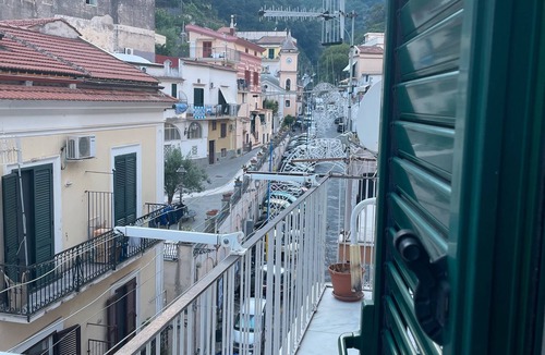 Cetara Apartment | Apartment 'Ce Tour - La Casa del Limone di Nonni' with Mountain View, Wi-Fi and Air Conditioning