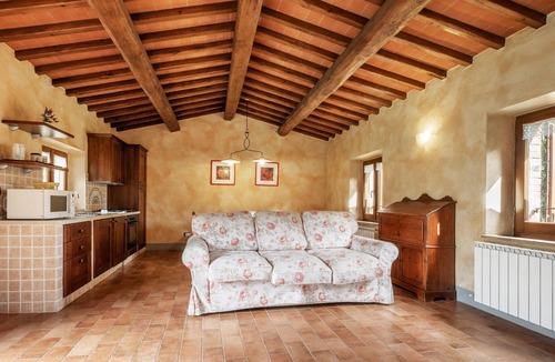 Radicofani Apartment | Apartment 'Colline' with Shared Terrace, Shared Garden and Wi-Fi