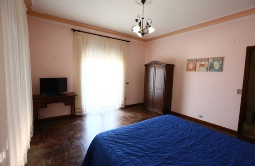 Villa San Giovanni Apartment | Apartment in the center: 5 bedrooms; 10 beds; 3 bathrooms