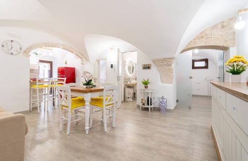 Old Town Cisternino Apartment | Apartment 'Il Giardino' with Private Terrace, Private Garden and Wi-Fi