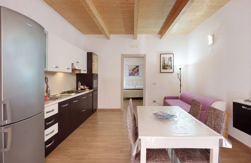 San Lazzaro Apartment | Apartment 'The Main Street' with Mountain View, Shared Garden and Wi-Fi