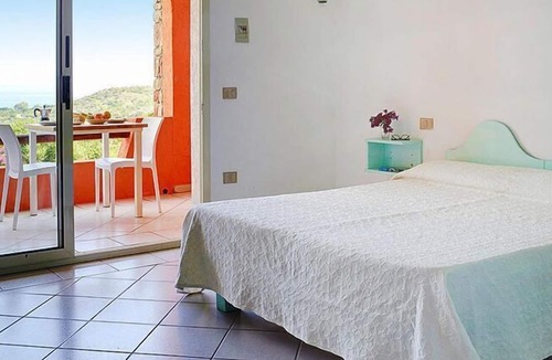 Monte Petrosu Apartment | Apartment with sea view in Residence Lu Nibareddu in Loiri