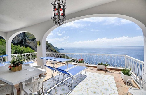 Praiano House | Appartamento Annarosa A: A pleasant and spacious apartment that covers the entire top floor of a villa built on the sloping cliff in front of the sea, with Free WI-FI.