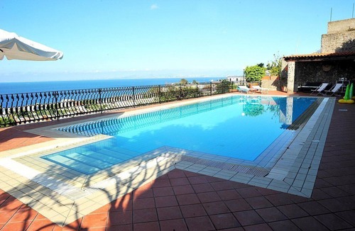 Lacco Ameno House | Appartamento Lindora A: A bright and elegant apartment that is part of a villa situated in a quiet location, a few minutes from the town center, with Free WI-FI.