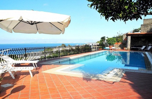 Lacco Ameno House | Appartamento Lindora B: A graceful apartment situated in a quiet location, a few minutes from the town center, with Free WI-FI.
