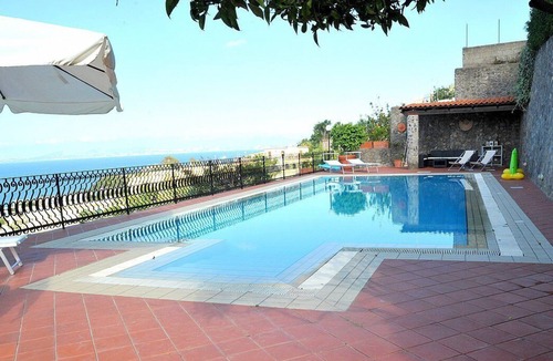 Lacco Ameno House | Appartamento Lindora B: A graceful apartment situated in a quiet location, a few minutes from the town center, with Free WI-FI.