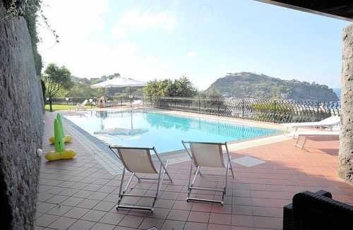 Lacco Ameno House | Appartamento Lindora C: A bright and elegant apartment that is part of a villa situated in a quiet location, a few minutes from the town center, with Free WI-FI.