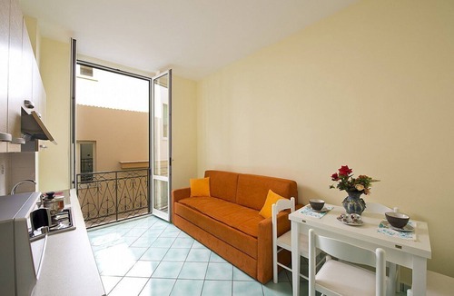 Vietri sul Mare House | Appartamento Mariuccia D: A welcoming apartment situated at a few steps from a sandy beach, with Free WI-FI.