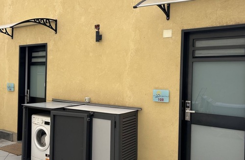 Torre Annunziata Apartment | At the south highway exit, Circumvesuviana train station.