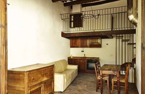 Capolona Apartment | Beautiful apartment for 2 people with pool, WIFI, TV and pets allowed, close to Arezzo
