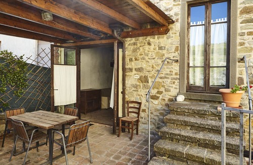 Capolona Apartment | Beautiful apartment for 2 people with pool, WIFI, TV and pets allowed, close to Arezzo