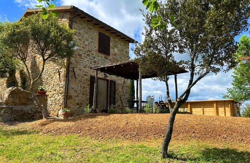 Cinigiano Apartment | Beautiful apartment for 4 guests with pool, A/C, TV, pets allowed and parking
