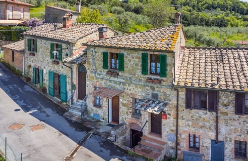 Casciano di Murlo Apartment | Beautiful apartment for 2 people with WIFI, TV, pets allowed and parking