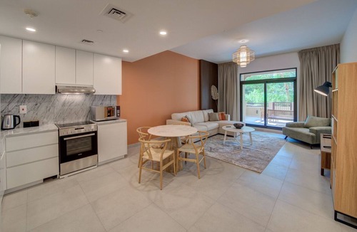 Umm Suqeim 3 Apartment | Big Terrace l Up to 4 guests l Next to Sea