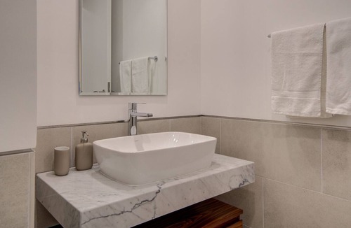 Umm Suqeim 3 Apartment | Big Terrace l Up to 4 guests l Next to Sea