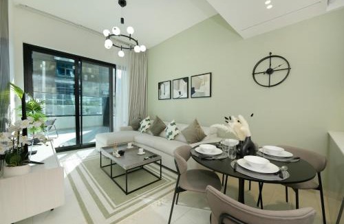 Business Bay Apartment | Burj Khalifa Poolview 1BR Apartment for 4 people