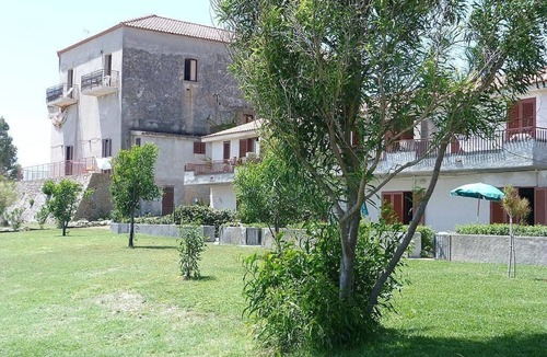 Santa Caterina Dello Ionio Marina House | Casa Iorana F: A welcoming two-story ancient watch tower located right on the beach, with Free WI-FI.