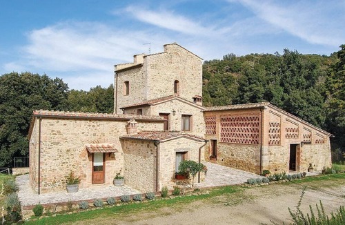 Rapolano Terme House | Casa Adalberto C: A pleasant and spacious apartment that is part of an ancient country house built on a hillside, surrounded by meadows and woods.