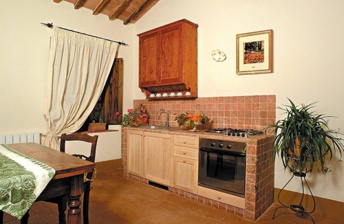 Rapolano Terme House | Casa Adalberto D: A pleasant and spacious apartment that is part of an ancient country house built on a hillside, surrounded by meadows and woods.