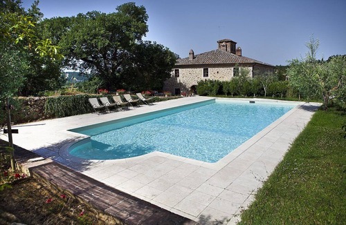 Rapolano Terme House | Casa Adalmina D: A pleasant and spacious apartment that is part of an ancient country house built on a hillside, surrounded by meadows and woods.