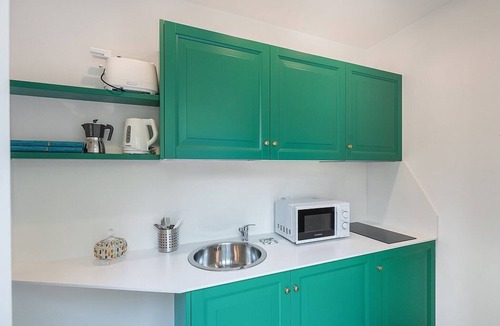 Minori House | Casa Alloro E: A welcoming apartment located in the center of Minori and a few meters from the sea.