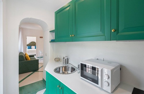 Minori House | Casa Alloro E: A welcoming apartment located in the center of Minori and a few meters from the sea.