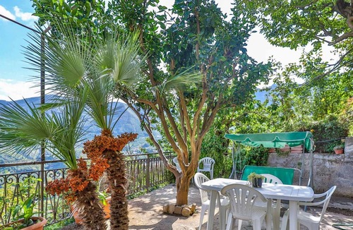 Piazza-Tralia-Pendolo Apartment | Casa Belvedere - One Bedroom Apartment, Sleeps 3