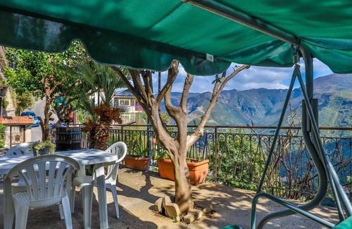 Piazza-Tralia-Pendolo Apartment | Casa Belvedere - One Bedroom Apartment, Sleeps 3