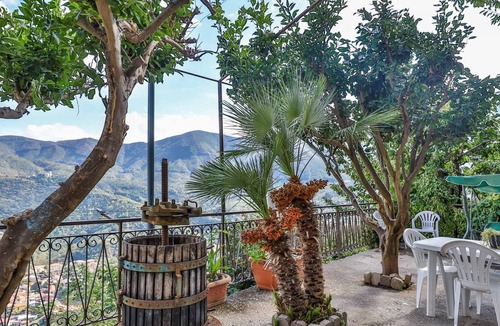 Piazza-Tralia-Pendolo Apartment | Casa Belvedere - One Bedroom Apartment, Sleeps 3