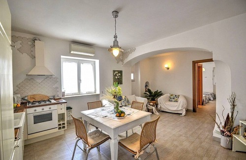 Praiano Apartment | Casa Biagina A: A bright apartment which faces the sun and the sea, with Free WI-FI.