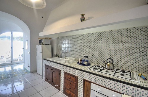 Praiano Apartment | Casa Capinera: A bright apartment which faces the sun and the sea, with Free WI-FI.