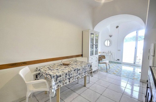 Praiano Apartment | Casa Capinera: A bright apartment which faces the sun and the sea, with Free WI-FI.