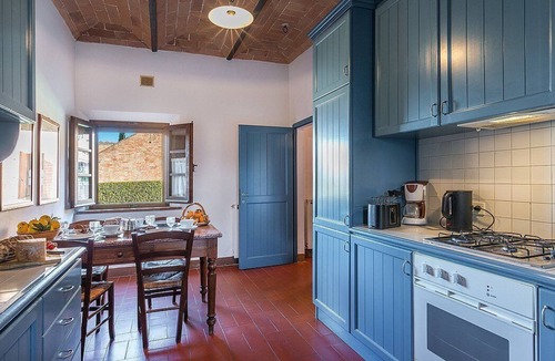 Asciano House | Casa Giobatta T: A characteristic and welcoming two-story apartment that is part of an ancient country house surrounded by the greenery, with Free WI-FI.
