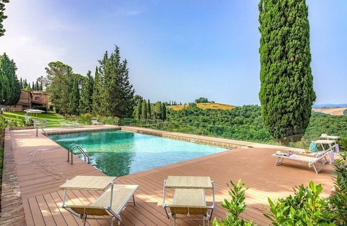 Asciano House | Casa Giobatta I: A characteristic and welcoming two-story apartment that is part of an ancient country house surrounded by the greenery, with Free WI-FI.