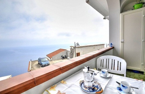 Praiano Apartment | Casa Piersilvia C: A graceful apartment which faces the sun and the sea, with Free WI-FI.