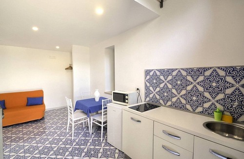 Schiazzano House | Casa Spirea B: A characteristic and welcoming apartment situated in a quiet location, a few minutes from the town center, with Free WI-FI.