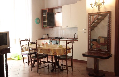 Tropea Apartment | Celine, centre, 5 min walk beach, 10min walk trainstation in palazzo 1700.