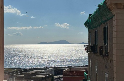 Portici Apartment | Centrale a Portici , un Minuto Dalla Stazione e il Mare , Posizione Strategica
