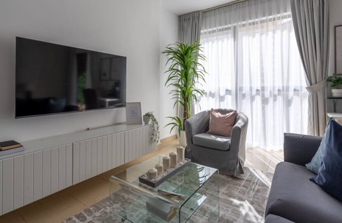 Dubai Marina Apartment | Charming Studio With Balcony, Minutes To The Beach