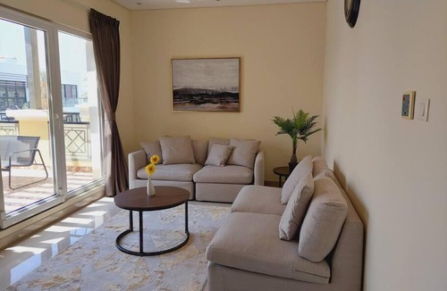 Jumeirah Park Villa | Cheerful 4-bedrooms villa with private pool &gardn